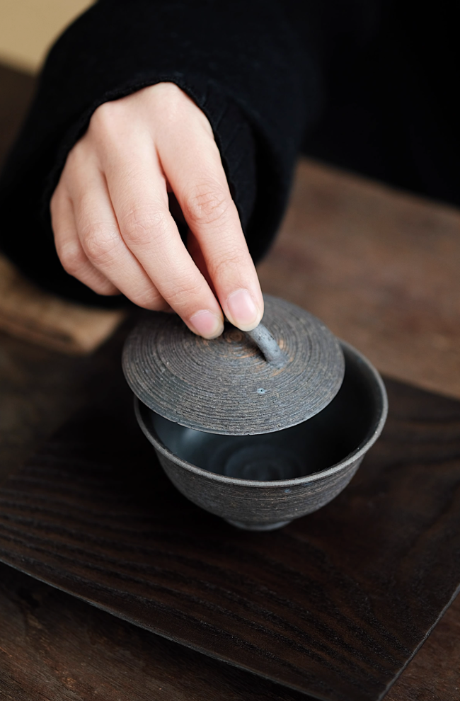 High Heel Metallic Sheen Gaiwan